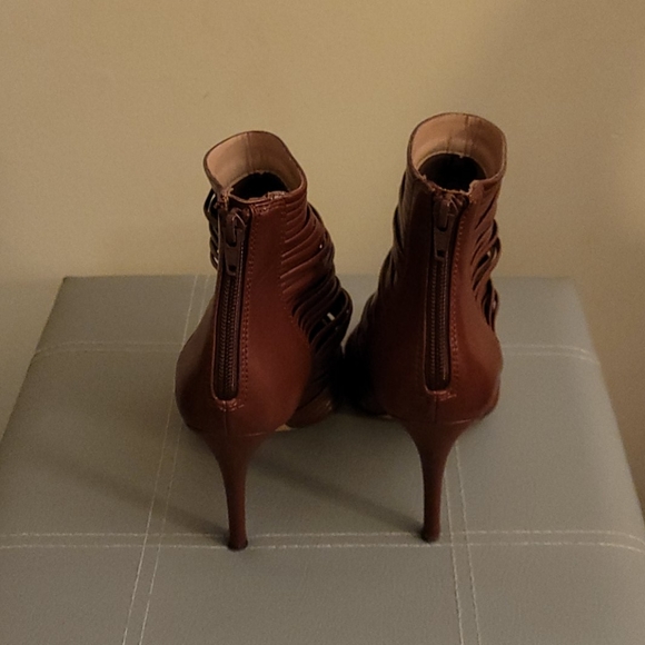 Peep toe ankle boots with back zipper. - Picture 5 of 6